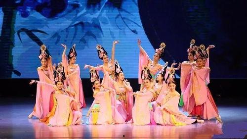 古典舞霓裳羽衣舞视频,古典舞韵，穿越时空的华丽演绎